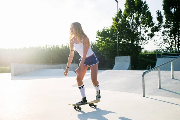 スタイリッシュな若い女性スケート屋外 かなり女性スケーターは彼女のスケートで遊んで — ストック写真