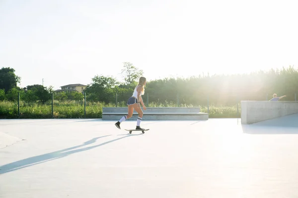 Stijlvolle Jongedame Schaatsen Buitenshuis Vrij Vrouwelijke Schaatser Spelen Met Haar — Stockfoto