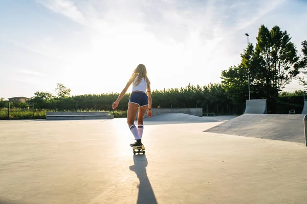 Elegáns Fiatal Korcsolyázás Szabadban Szép Női Deszkás Játék Lány Skate — Stock Fotó