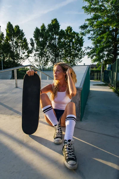 스케이트 스케이팅 그녀의 스케이트에 — 스톡 사진