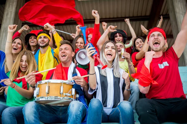 Apoiantes Futebol Estádio Fãs Futebol Divertindo Olhando Para Jogo Futebol — Fotografia de Stock