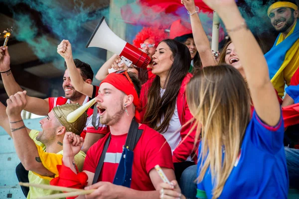 Los Aficionados Fútbol Estadio Los Aficionados Fútbol Divierten Mirando Partido — Foto de Stock