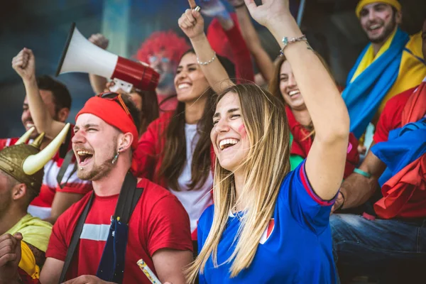 Kibice Stadionie Fanów Piłki Nożnej Zabawy Patrząc Piłkarski Mecz — Zdjęcie stockowe