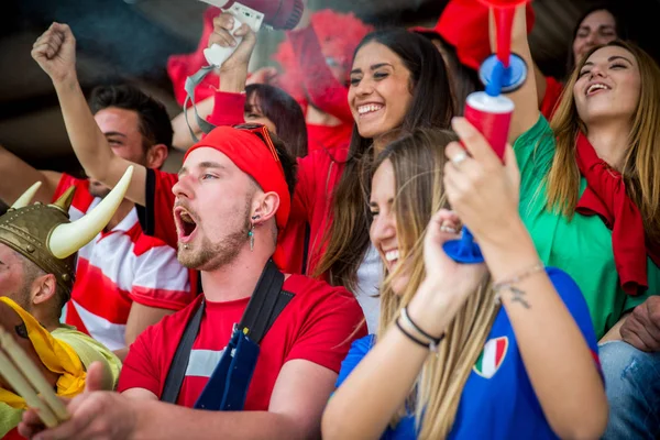 Los Aficionados Fútbol Estadio Los Aficionados Fútbol Divierten Mirando Partido — Foto de Stock