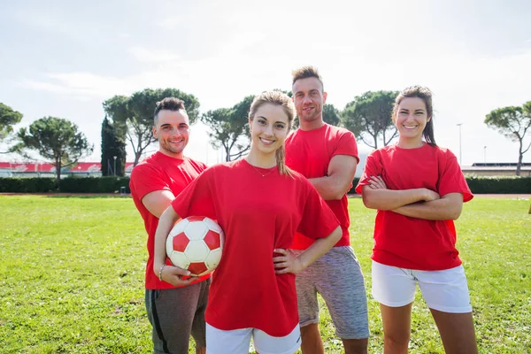 Fußballspieler Beim Training Auf Dem Fußballplatz Konzepte Über Teamwork Und — Stockfoto