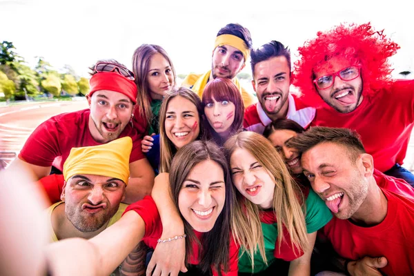 Grupo Aficionados Fútbol Tomando Una Selfie Estadio —  Fotos de Stock