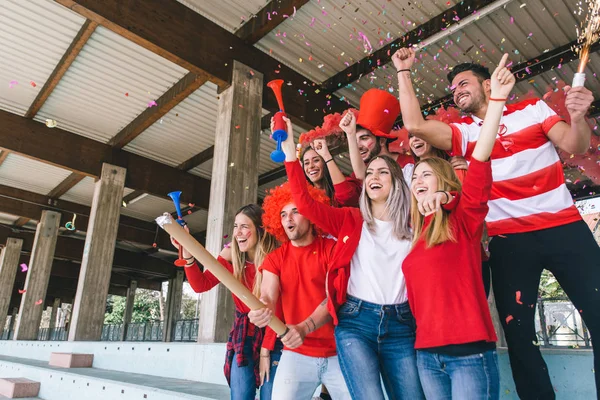 Fotballsupportere Stadion Fotballfans Som Har Det Gøy Ser Fotballkamper – stockfoto