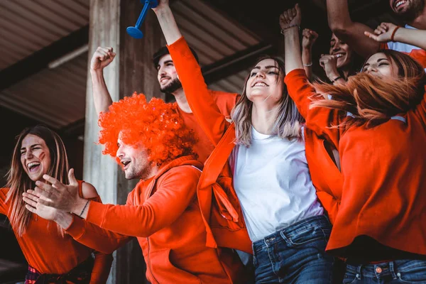 Apoiantes Futebol Estádio Fãs Futebol Divertindo Olhando Para Jogo Futebol — Fotografia de Stock