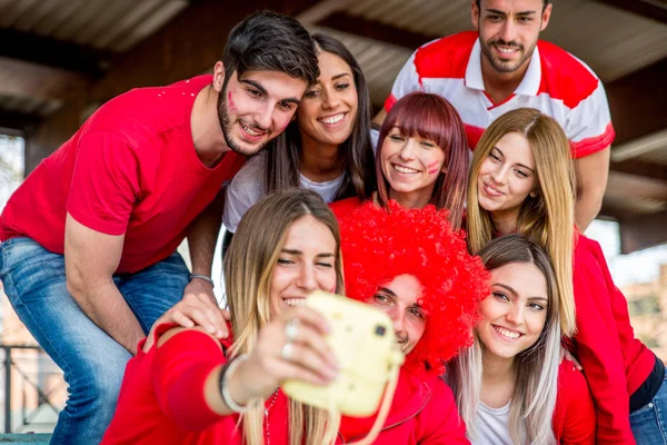 Fußballfans Stadion Fußballfans Haben Spaß Und Schauen Sich Fußballspiel — Stockfoto