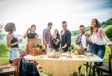Piknik açık havada - eğleniyor ve ata barbacue parti bir kırsal kesimde ızgara kutluyor insanlar sahip genç mutlu arkadaş grubu