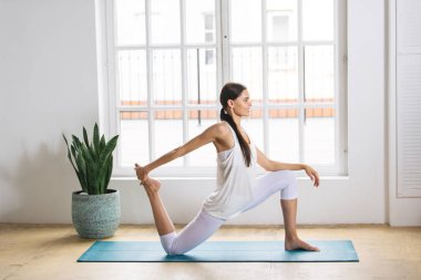 Ahtletik güzel kadın evde antrenman yapıyor - Genç kız evinde fitness yapıyor, spor ve sağlık konseptleri var