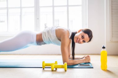 Ahtletik güzel kadın evde antrenman yapıyor - Genç kız evinde fitness yapıyor, spor ve sağlık konseptleri var