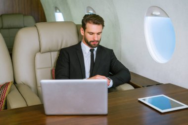 Özel Jet - portre iş adamları iş, iş ve hareketlilik hakkında kavramları için birinci sınıf bir uçakla seyahat ederken çalışma iş adamı