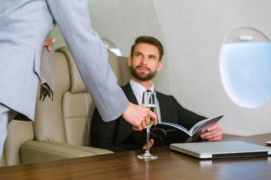 Özel Jet - portre iş adamları iş, iş ve hareketlilik hakkında kavramları için birinci sınıf bir uçakla seyahat ederken çalışma iş adamı