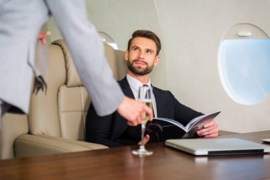 Özel Jet - portre iş adamları iş, iş ve hareketlilik hakkında kavramları için birinci sınıf bir uçakla seyahat ederken çalışma iş adamı