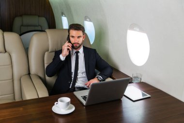 Özel Jet - portre iş adamları iş, iş ve hareketlilik hakkında kavramları için birinci sınıf bir uçakla seyahat ederken çalışma iş adamı