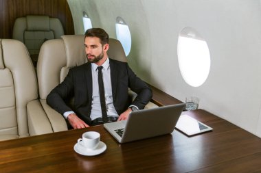 Özel Jet - portre iş adamları iş, iş ve hareketlilik hakkında kavramları için birinci sınıf bir uçakla seyahat ederken çalışma iş adamı