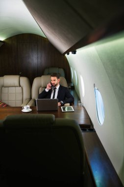 Özel Jet - portre iş adamları iş, iş ve hareketlilik hakkında kavramları için birinci sınıf bir uçakla seyahat ederken çalışma iş adamı