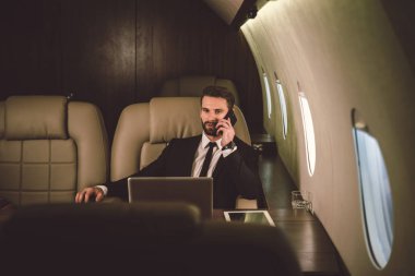 Özel Jet - portre iş adamları iş, iş ve hareketlilik hakkında kavramları için birinci sınıf bir uçakla seyahat ederken çalışma iş adamı