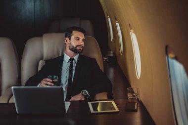 Özel Jet - portre iş adamları iş, iş ve hareketlilik hakkında kavramları için birinci sınıf bir uçakla seyahat ederken çalışma iş adamı