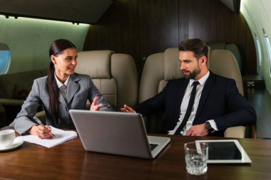 İşadamı ve özel jet - portre iş adamları iş, iş ve hareketlilik hakkında kavramları için birinci sınıf bir uçakla seyahat ederken çalışan kadın