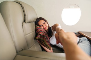 Birinci sınıf bir uçuş, seyahat ve yaşam tarzı hakkında kavramları Genç Yetişkin mutlu çift lüks özel jet - seyahat seyahat