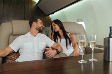 Birinci sınıf bir uçuş, seyahat ve yaşam tarzı hakkında kavramları Genç Yetişkin mutlu çift lüks özel jet - seyahat seyahat