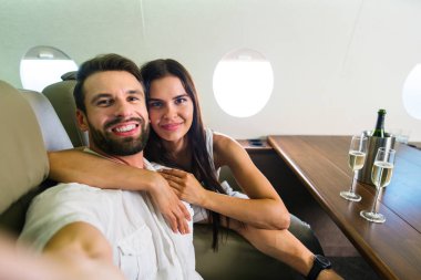 Birinci sınıf bir uçuş, seyahat ve yaşam tarzı hakkında kavramları Genç Yetişkin mutlu çift lüks özel jet - seyahat seyahat
