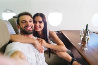 Birinci sınıf bir uçuş, seyahat ve yaşam tarzı hakkında kavramları Genç Yetişkin mutlu çift lüks özel jet - seyahat seyahat
