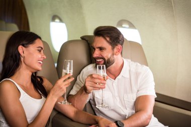 Birinci sınıf bir uçuş, seyahat ve yaşam tarzı hakkında kavramları Genç Yetişkin mutlu çift lüks özel jet - seyahat seyahat