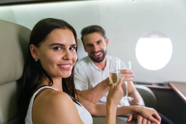 Birinci sınıf bir uçuş, seyahat ve yaşam tarzı hakkında kavramları Genç Yetişkin mutlu çift lüks özel jet - seyahat seyahat