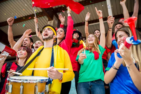 Fotballsupportere Stadion Fotballfans Som Har Det Gøy Ser Fotballkamper – stockfoto