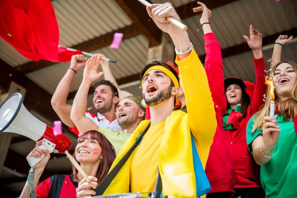 Kibice Stadionie Fanów Piłki Nożnej Zabawy Patrząc Piłkarski Mecz — Zdjęcie stockowe