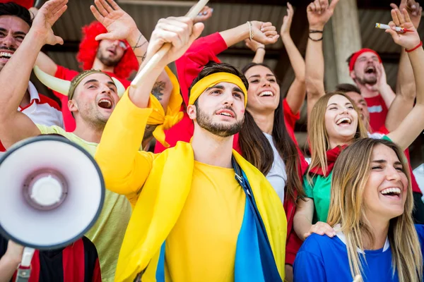 Fotballsupportere Stadion Fotballfans Som Har Det Gøy Ser Fotballkamper – stockfoto