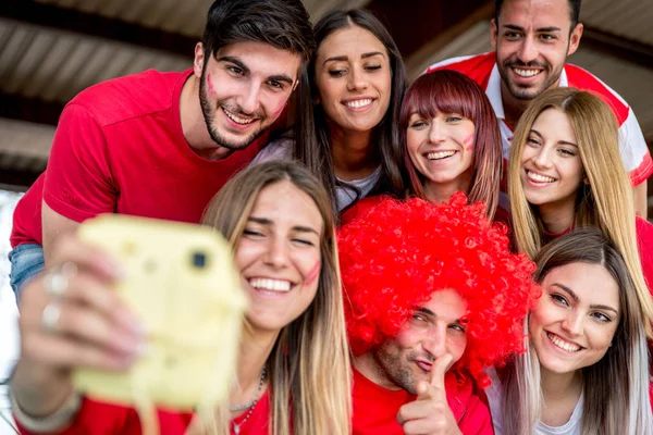 Los Aficionados Fútbol Estadio Los Aficionados Fútbol Divierten Mirando Partido — Foto de Stock