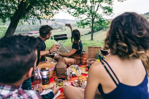 Gruppe Unge Lykkelige Venner Som Har Piknik Utendørs Folk Som – stockfoto