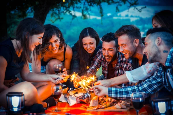 Gruppe Unge Lykkelige Venner Som Har Piknik Utendørs Folk Som – stockfoto