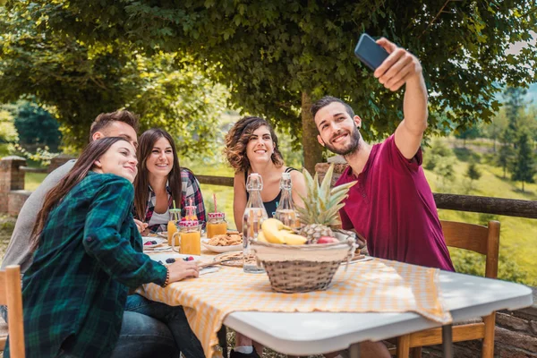 Grupo Alegre Feliz Amigos Tomando Café Manhã Uma Fazenda Jovens — Fotografia de Stock