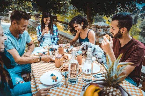 Feliz Grupo Alegre Amigos Desayunando Una Granja Jóvenes Comiendo Jardín —  Fotos de Stock