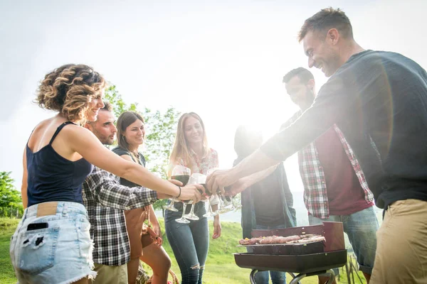 Groupe Jeunes Amis Heureux Ayant Pic Nic Plein Air Les — Photo