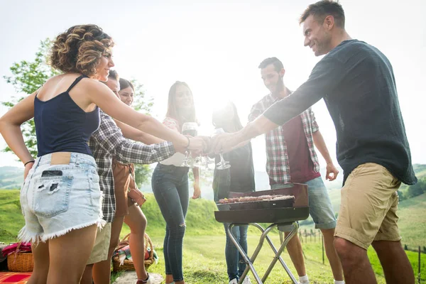 Grup Tineri Prieteni Fericiți Picnic Aer Liber Oameni Care Distrează — Fotografie, imagine de stoc