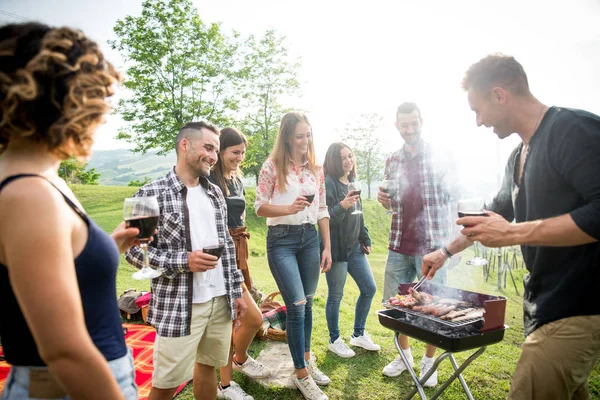 Gruppe Unge Lykkelige Venner Som Har Piknik Utendørs Folk Som – stockfoto