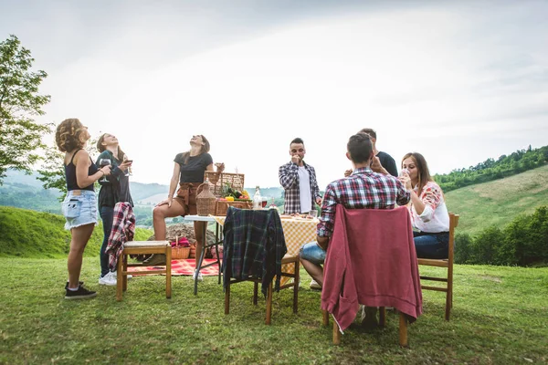 Група Друзів Які Роблять Барбекю Природі Щасливі Люди Розважаються Пікніку — стокове фото