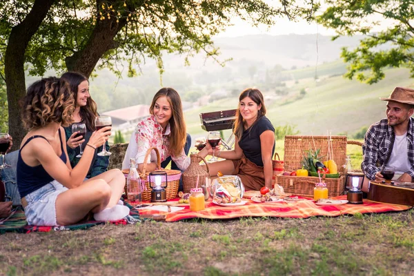 Grupp Unga Glada Vänner Med Pic Nic Utomhus Människor Att — Stockfoto