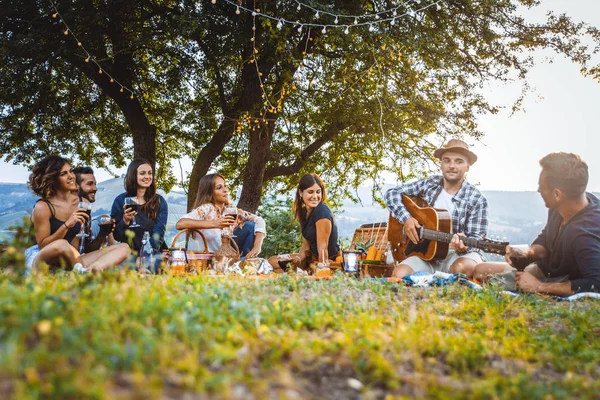 Grupo Jovens Amigos Felizes Ter Pic Nic Livre Pessoas Divertindo — Fotografia de Stock