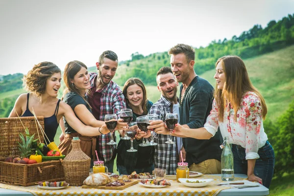 Група Друзів Які Роблять Барбекю Природі Щасливі Люди Розважаються Пікніку — стокове фото
