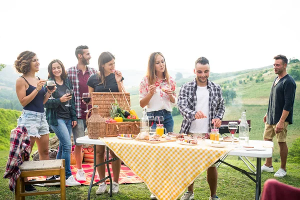 Grupp Unga Glada Vänner Med Pic Nic Utomhus Människor Att — Stockfoto