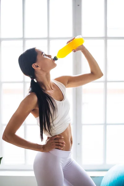 Ahtletic Mulher Bonita Formação Casa Jovem Fazendo Fitness Seu Apartamento — Fotografia de Stock