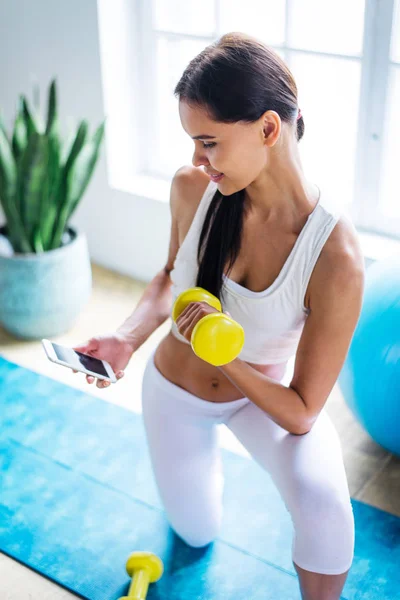 Ahtletic Hermosa Mujer Entrenamiento Casa Chica Joven Haciendo Ejercicio Apartamento —  Fotos de Stock