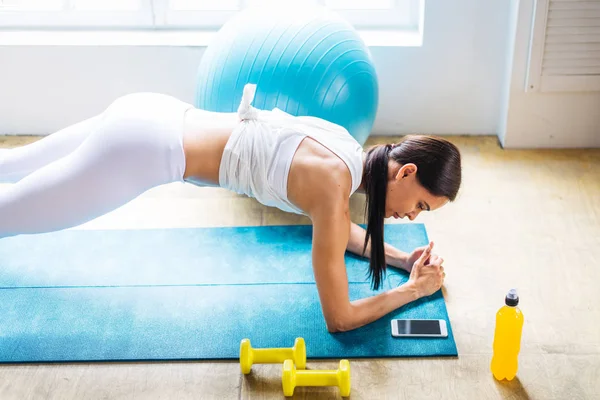 Ahtletic Mooie Vrouw Training Thuis Jong Meisje Doet Fitness Haar — Stockfoto